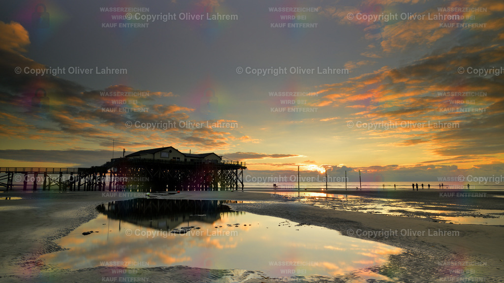 Pfahlbau im Abendrot | Sonnenuntergang am Strand von Sankt-Peter-Ording, und ein Pfahlbau spiegelt sich im Wasser das am Strand zurück geblieben ist.