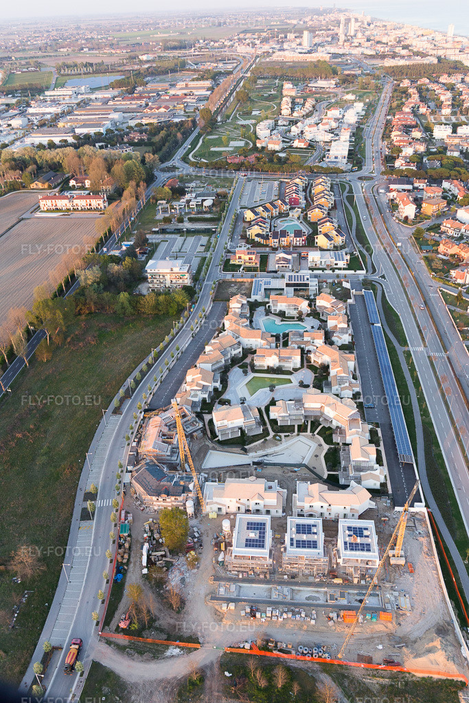 Vue aérienne: Ferienhaus- Anlage des Ferienparks Les Maisons à Jesolo dans le département Vénétie, Italie – .Photo: IMG_098329.jpg prise le 03/04/2017 par Werner Riehm/FLY-FOTO.eu – Résolution de l'original: 3648 x 5472 px
