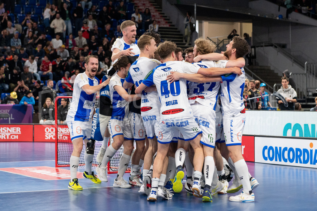 SV Wiler-Ersigen vs GC Unihockey - 23. April 2022 | SV Wiler-Ersigen vs GC Unihockey
Stimo Arena, Kloten
Zürcher Spieler feiern den 1:2-Sieg.
Bild: Sportfotografie Markus Aeschimann | www.markus-aeschimann.ch - Realisiert mit Pictrs.com