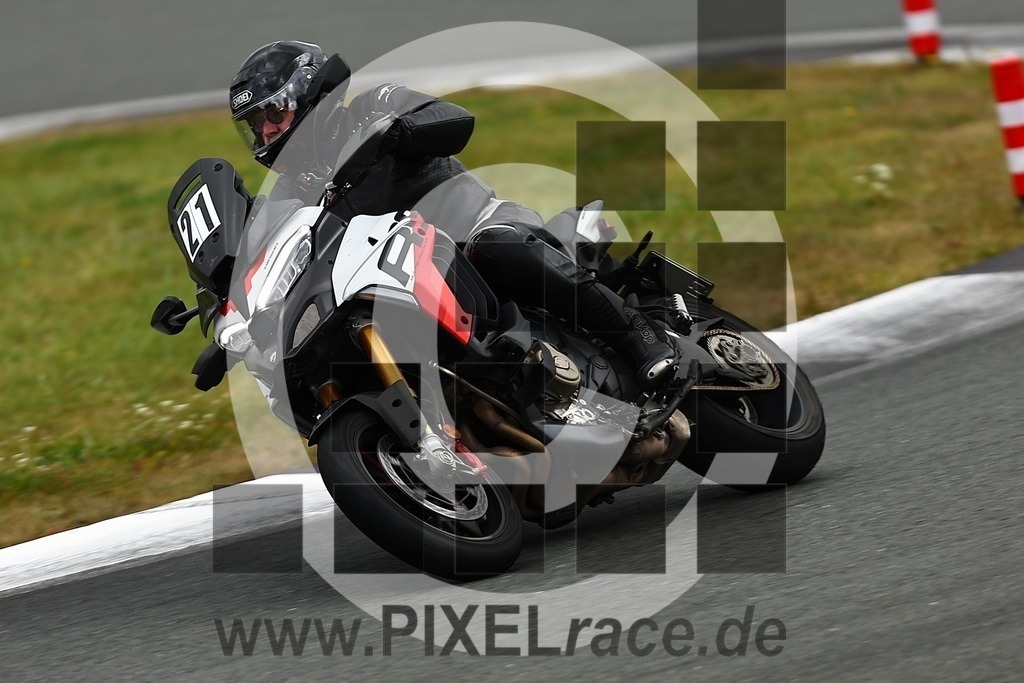 0021-20250916_02870 | Schöne Erinnerungen an spannende Momente - das festzuhalten ist unser Job. PIXELrace.de ist seit 2003 auf den Rennstrecken Europas unterwegs um die Action draußen beim Fahren und die wunderbare Stimmung imm Fahrerlager für euch einzufangen.