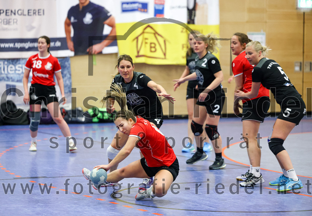 2022-12-04_063_SV_Anzing_gegen_TSV_Uebersee | Anzing, Deutschland, 04.12.2022:
Handball, Bezirksliga 2022 / 2023, 8. Spieltag, SV Anzing gegen TSV Übersee, Endergebnis: 29:24

Theresa Widmann (TSV Übersee, #4), Denise Bäumler (SV Anzing, #6), Kristina Hilz (TSV Übersee, #2), Sarah Reither (SV Anzing, #19), Carolin Rinser (TSV Übersee, #5)

Foto: Christian Riedel / fotografie-riedel.net