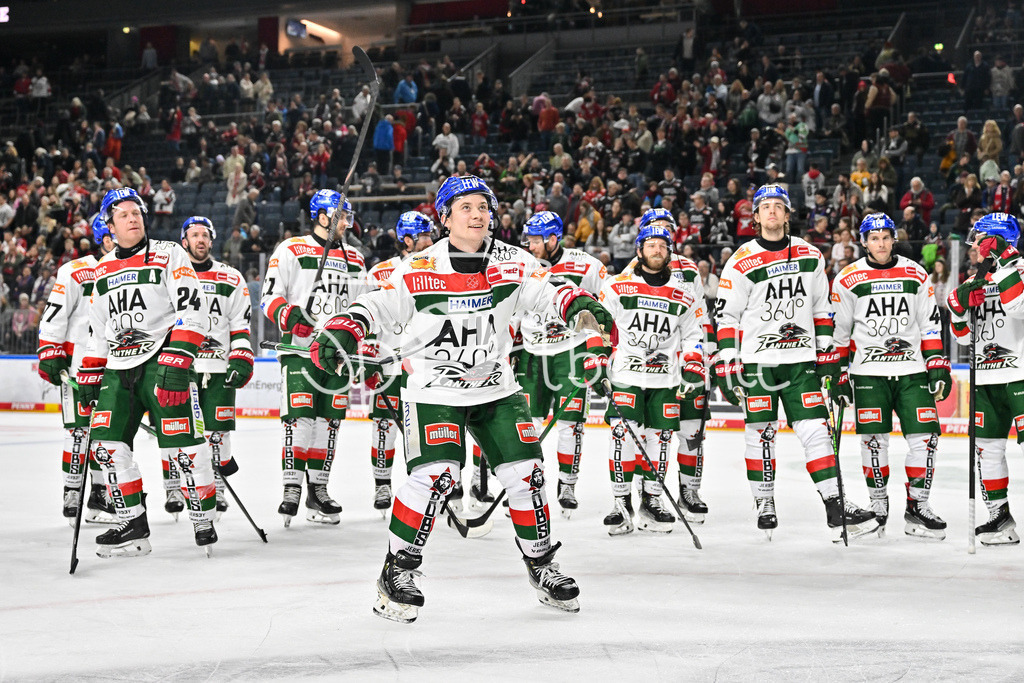 Kölner Haie - Augsburger Panther | die Panther bedanken sich bei den mitgereisten Fans nach dem Auswaertssieg in Koeln und feier zusammen den Sieg / DEL: Koelner Haie - Augsburger Panther, Lanxess Arena am 05.01.2025 / Florian ELIAS (Augsburger Panther #67)