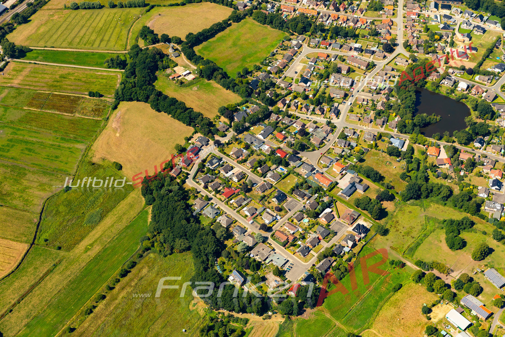 sankt-michaelisdonn-luftbild-22-1706 | Aktuelles Luftbild von  Sankt Michaelisdonn - Die Luftaufnahme wurde 2022 mittels UL-Flugzeug erstellt ( keine Drohne ) - hochauflösende Kamera-Systeme von  Canon -
Beste Qualität - Für grossformatige Ausdrucke geeignet. Die Geschenkidee !