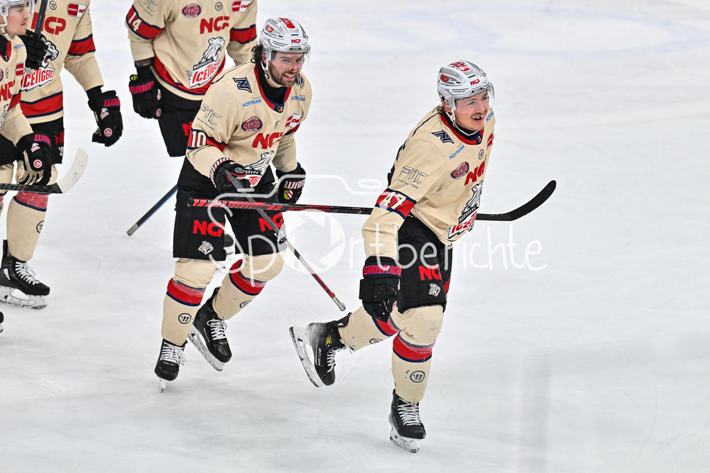 ERC Ingolstadt - Nuernberg Ice Tigers | Jubel der Gaeste nach dem Treffer zum 3-4 durch Owen HEADRICK (Nuernberg Ice Tigers 47) / Tor / Torschuetze / Freude / Happy / DEL: ERC Ingolstadt - Nuernberg Ice Tigers, Saturn Arena am 21.03.2025