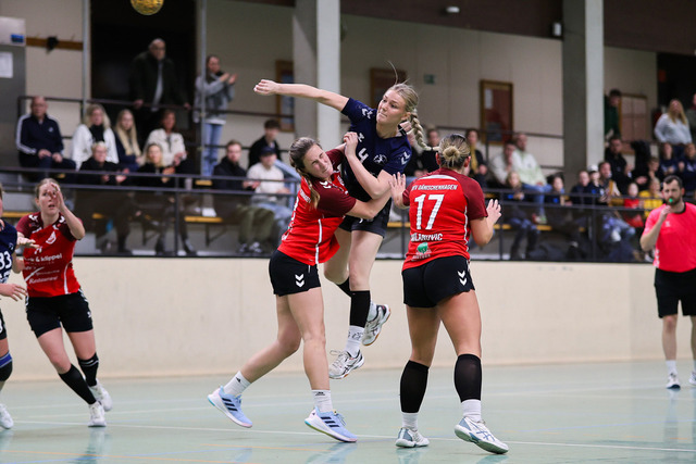 Handball I Damen I Saison 2025-2026 I Verbandsliga Süd I HSG Kalkberg 06 - MTV Dänischenhagen I 14.12.2025.186 | Lorna Meta Schlott (4, HSG Kalkberg 06) kann sich gegen zwei Verteidigerinnen durchsetzen. - Realisiert mit Pictrs.com