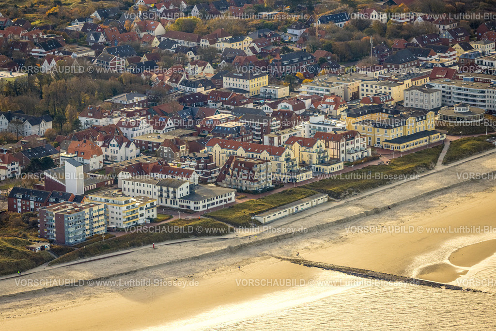 Friesland251106365Wangerooge | Luftbild, Hotels, Ferienhäuser und Wohnhäuser am Strand mit Strandpromenade und Buhnen, Cafe Pudding Rundbau, Wangerooge, Norddeutschland, Ostfriesland, Niedersachsen, Deutschland