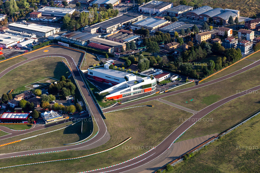 Aerial view: View of the town in Fiorano Modenese in the state Modena, Italy. – Photo: IMG_134587.jpg taken on 09/19/2022 by Werner Riehm/FLY-FOTO.com – Resolution of the original: 5472 x 3648 px