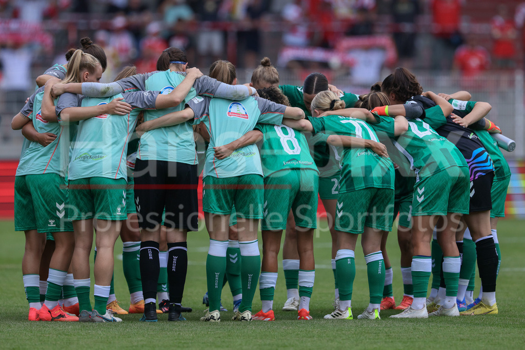 Fussball, Testspiel Frauen, 1. FC Union Berlin - SV Werder Bremen | v.li.: Spielerinnen des SV Werder Bremen schwören sich mit einem Mannschaftskreis ein, Teamkreis, Ansprache, Motivation