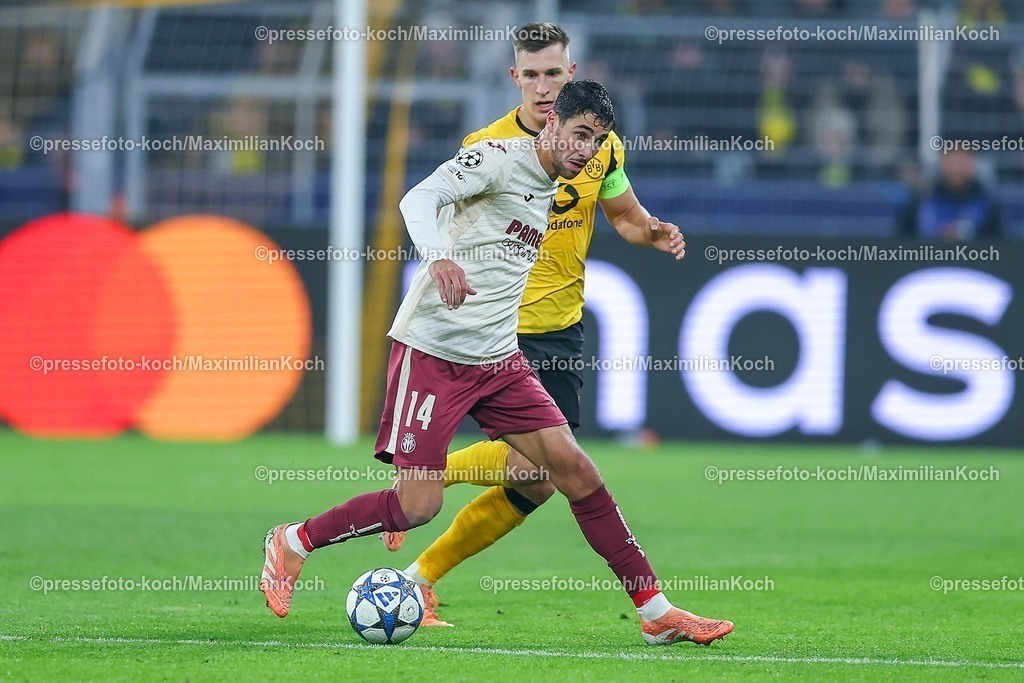 UCL25112501070 | 25.11.2025, Fußball, UEFA Champions League, Borussia Dortmund - FC Villarreal, BVB Stadion, 5. Spieltag, Saison 2025 2026: Santi Comesana&nbsp;(FC Villarreal #14) im Zweikampf gegen  Nico Schlotterbeck&nbsp;(BVB #04)  Regulations prohibit any use of photographs as image sequences and or quasi-video.