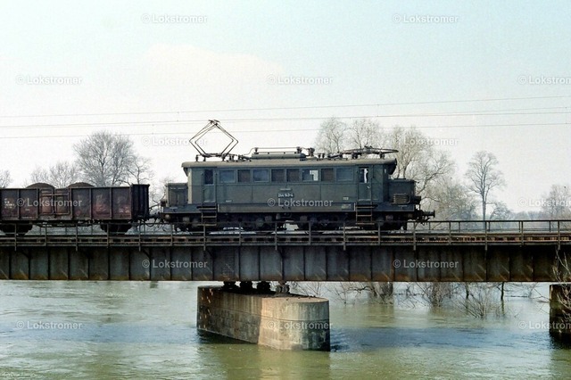 DR 244 143 | DR 244 143 Dessau-Wallwitzhafen 11.04.1987 - Realisiert mit Pictrs.com