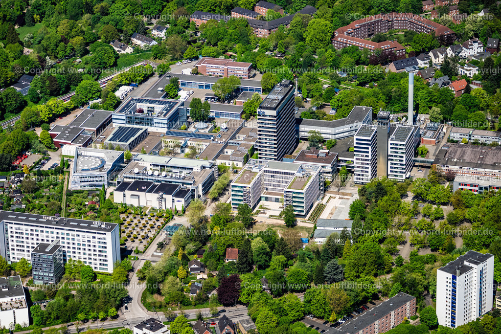 Hamburg_Lokstedt_NDR_ELS_3185010525 | HAMBURG 01.05.2025 Gebäudekomplex mit Satellitenspiegeln am Funkhauses des Senders " NDR Norddeutscher Rundfunk " in Hamburg, Deutschland. Weiterführende Informationen bei: NDR Norddeutscher Rundfunk. // Complex of buildings with satellite dishes on the transmitter broadcasting center " NDR Norddeutscher Rundfunk " in Hamburg, Germany. Further information at: NDR Norddeutscher Rundfunk. Foto: Martin Elsen
