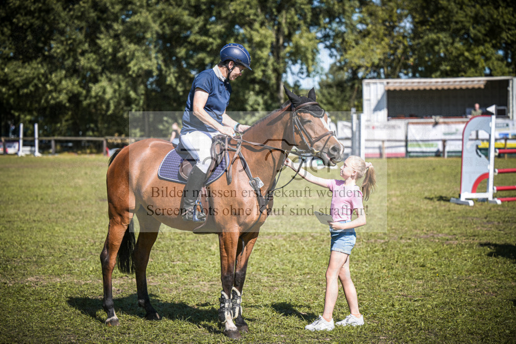 DOS_0054 | Entdecke hochwertige Reitturnierfotos von Foto Oger. Professionell, emotional und authentisch – jetzt Lieblingsmomente im Shop bestellen.Deutschlandweite Turnierfotografie. - Realisiert mit Pictrs.com