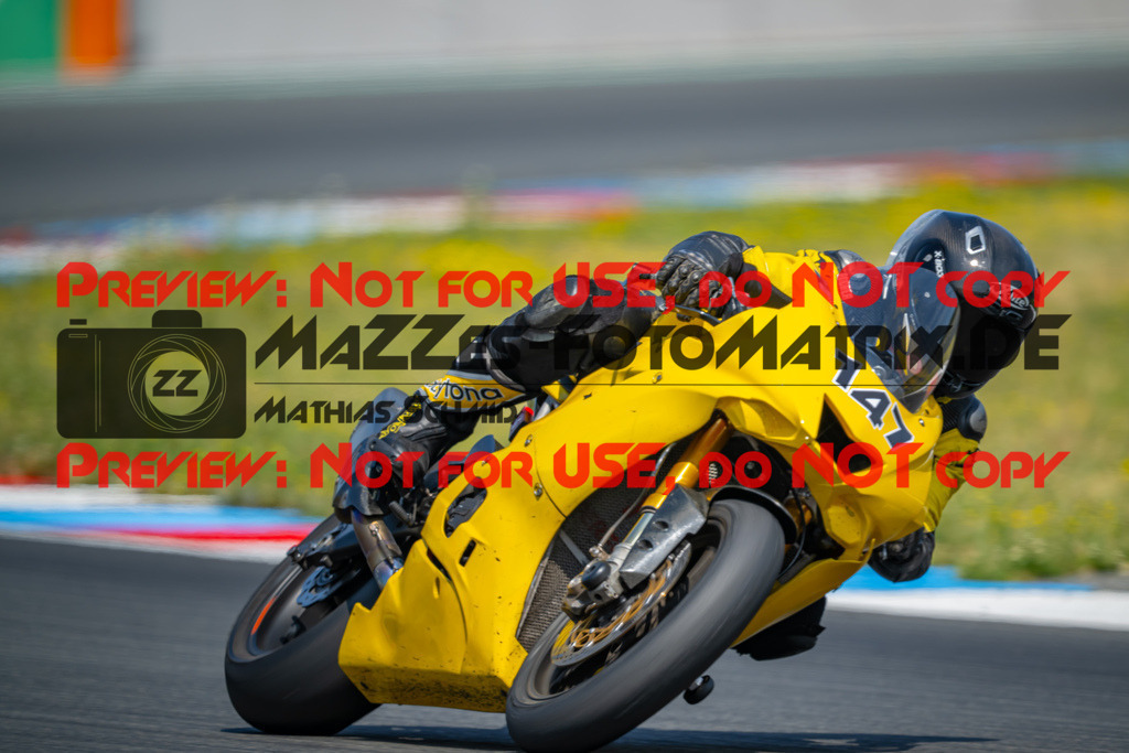 MaZZes-Fotomatrix-20260801-444708 | WEISS