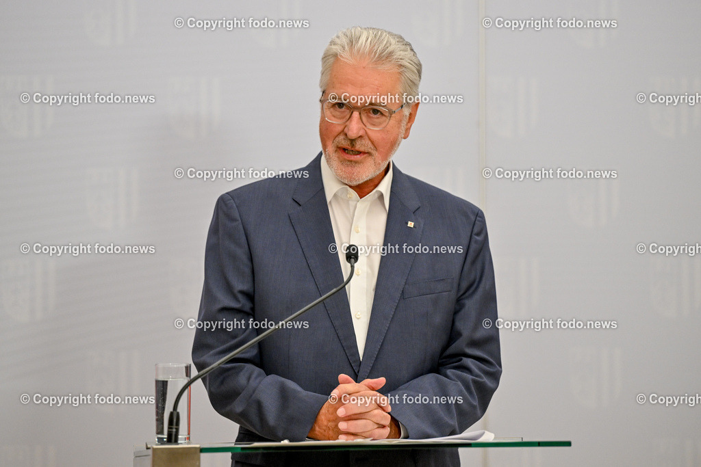 Pressekonferenz Land Ooe_ Start Sachleistungskarte fuer AsylwerberInnen in Ooe_ 03.06.2024-34 | 03.06.2024, Linz, AUT, Pressekonferenz Land Ooe, Start Sachleistungskarte fuer AsylwerberInnen in Ooe, im Bild Walter Aichinger (Praesident des Roten Kreuz Ooe)