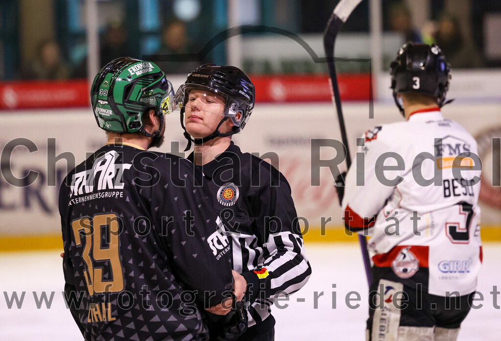 2024-03-08_084_TSV_Erding_gegen_EHC_Koenigsbrunn | Erding, Deutschland, 08.03.2024:
Eishockey, Bayernliga Playoffs 2023 / 2024, 1. Spieltag, TSV Erding gegen EHC Königsbrunn, Endergebnis: 3:0

Thomas Plihal (Erding Gladiators, #39), Simon Beslic (EHC Königsbrunn, #3)

Foto: Christian Riedel / fotografie-riedel.net