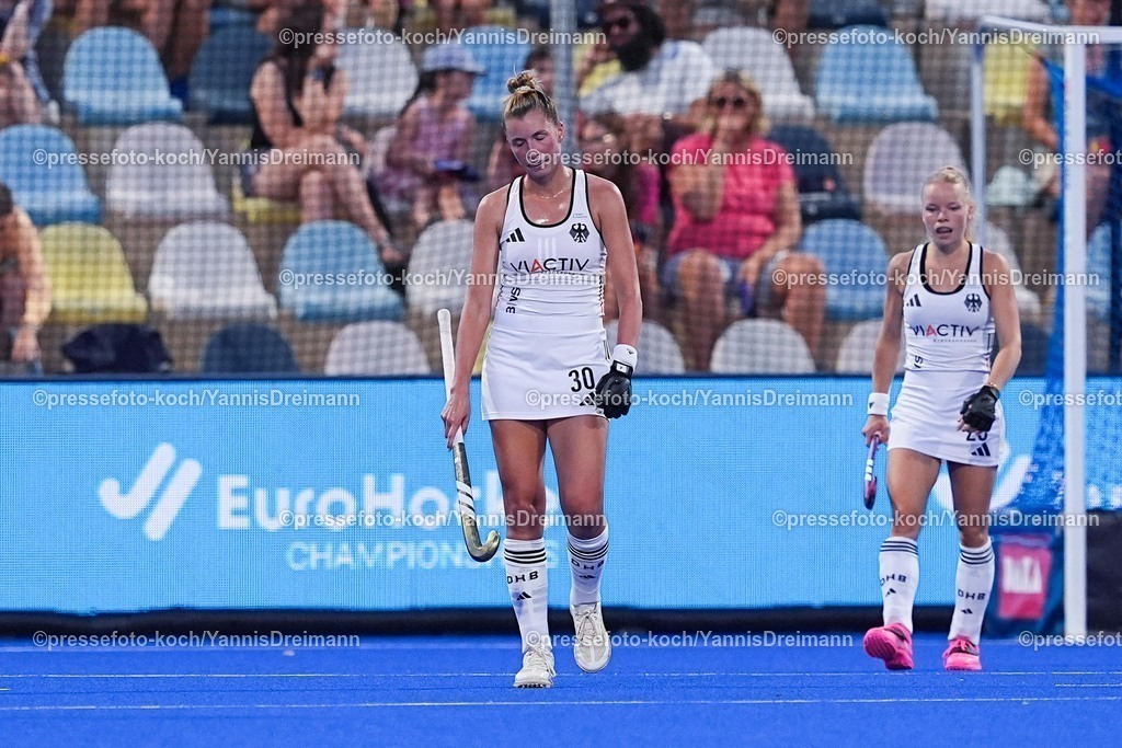 xydrx11082503085 | 11.08.2025, xydrx, Frauen EuroHockey Championship 2025, Gruppenphase, Gruppe A, Deutschland - Niederlande, Sparkassenpark Mönchengladbach: Hanna Granitzki (GER #30) schaut enttäuscht auf den Boden