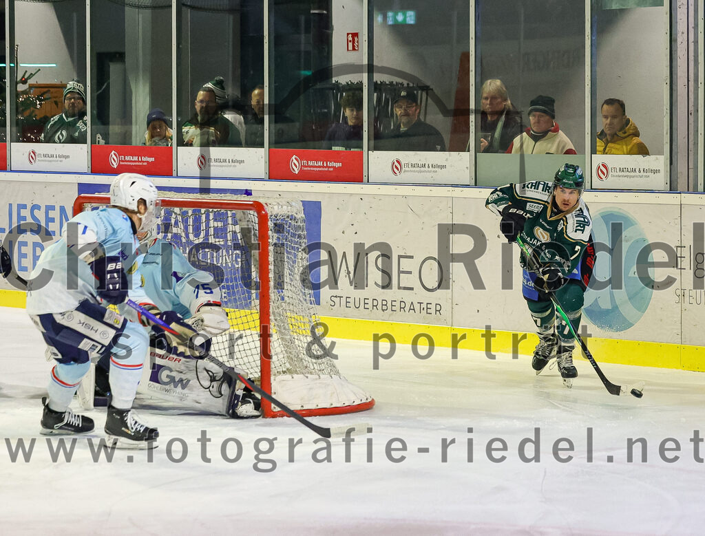 2025-12-23_108_TSV_Erding_gegen_Heilbronner_Falken | Erding, Deutschland, 23.12.2025:Eishockey, Oberliga Süd 2025 / 2026, 29. Spieltag, TSV Erding gegen Heilbronner Falken, Endergebnis: 5:4Torwart Franz Jokinen (Heilbronner Falken, #75), Louis Trattner (Erding Gladiators, #7)Foto: Christian Riedel / fotografie-riedel.net