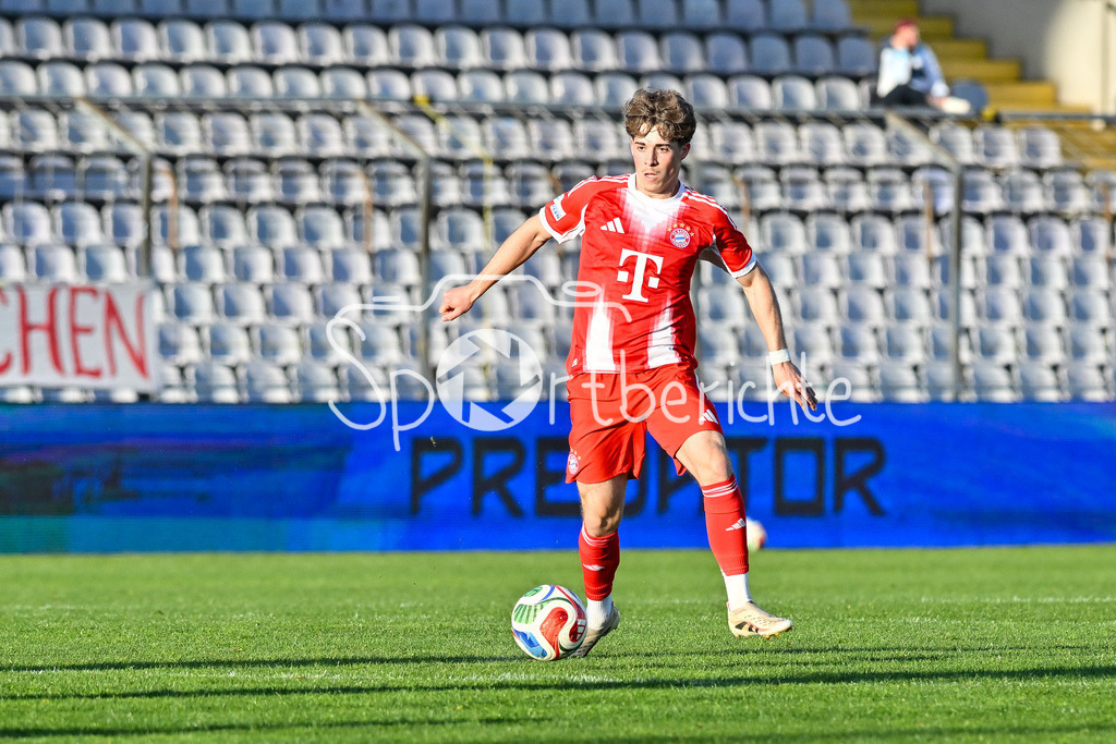 FC Bayern Amateure - TSV Aubstadt | MÜNCHEN, GERMANY - 24. APRIL: am Ball Maximilian SCHUHBAUER (FC Bayern München II 15) / Einzelfoto / Freisteller während dem Match zwischen den Amateuren des FC Bayern und dem TSV Aubstadt am 31. Spieltag der Regionalliga Bayern im Grünwalder Stadion