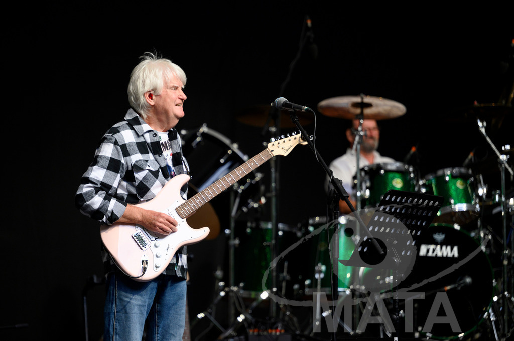 _DWI2401 | John Lees von John Lees' Barclay James Harvest live bei einem Konzert in Serenadenhof Nürnberg, 01.07.2023 - Realisiert mit Pictrs.com