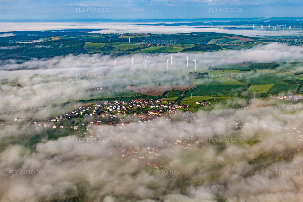 Luftbild: Ort im Nebel vor dem Windpark Fürstenau im Ortsteil Fürstenau in Höxter im Bundesland Nordrhein-Westfalen in Deutschland. Foto: IMG_65138.jpg vom 24.05.2014 durch Werner Riehm/FLY-FOTO.de