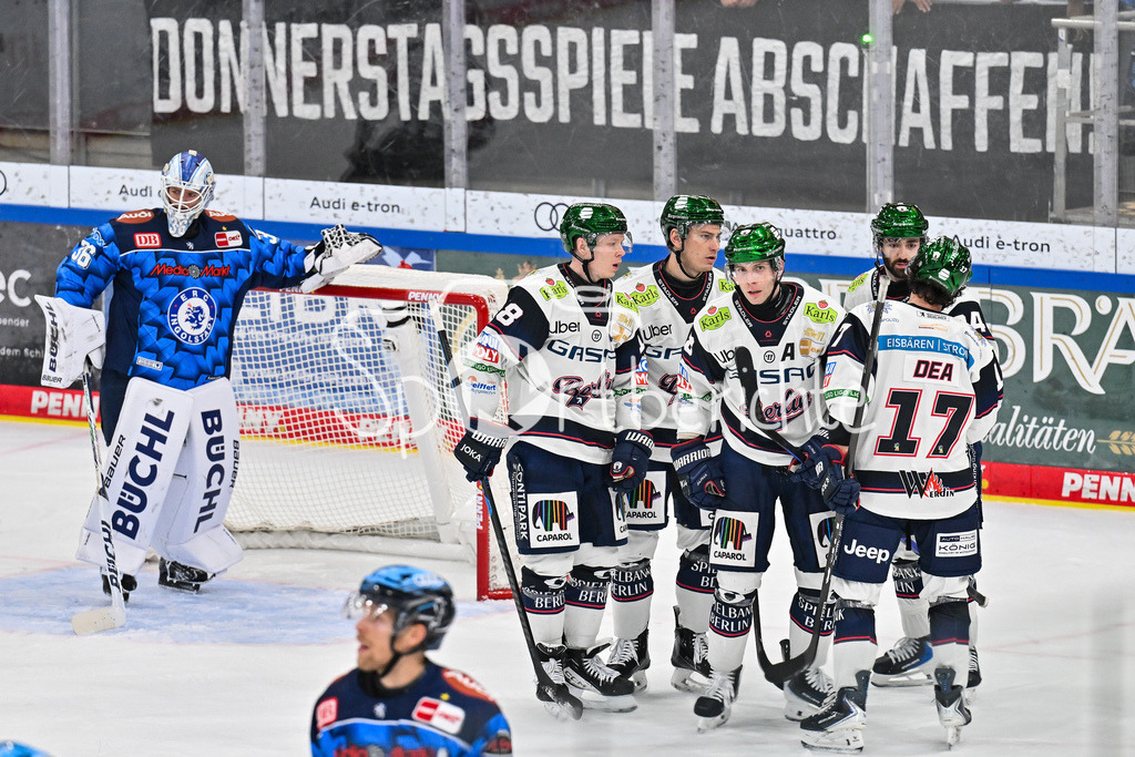 ERC Ingolstadt - Eisbären Berlin | INGOLSTADT, GERMANY - 18. DECEMBER: Jubel der Gäste nach dem Treffer zum 4-4 durch Yannick VEILLEUX (Eisbären Berlin 38) / Tor / Torschuetze / Freude / Happy während dem Match zwischen dem ERC Ingolstadt und den Eisbären Berlin am 29. Spieltag der Penny DEL in der Saturn Arena