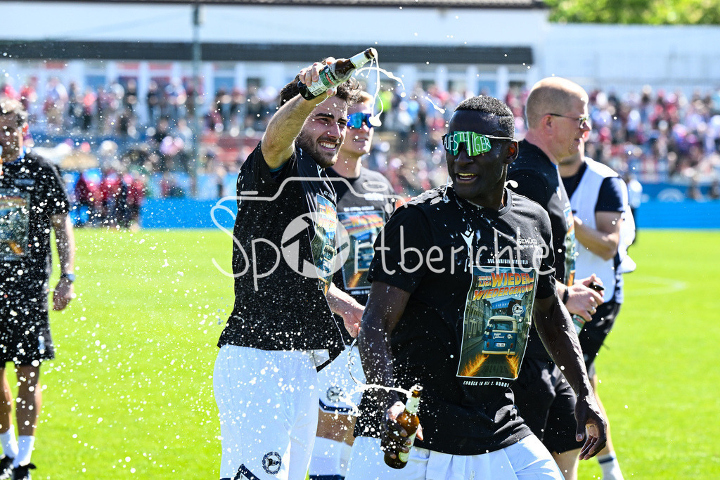 SpVgg Unterhaching - Arminia Bielefeld | die Mannschaft aus Bielefeld feiert zusammen mit den Fans dein Sieg und den Aufstieg in Unterhaching / Bierdursche / Bier / Freude / Happy / Gluecklich / 3. Liga: SpVgg Unterhaching - Arminia Bielefeld, Uhlsport Park am 11.05.2025 / Merveille BIANKADI (Arminia Bielefeld 17)