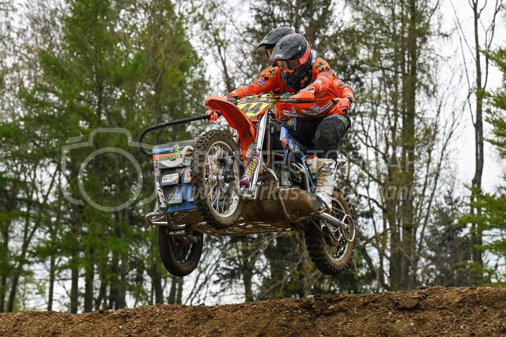 Motocross Schlatt bei Winterthur - 30. April 2023 | #44 Suter Simon / Schlienger Joel aus Zeiningen (CH) auf VMC KTM in der Kategorie Seitenwagen am Motocross Schlatt bei Winterthur, 30. April 2023. 
Instagram: @mx_schlatt | @mc_wila | @sam_schweiz
Bild: Sportfotografie Markus Aeschimann | www.markus-aeschimann.ch - Realisiert mit Pictrs.com