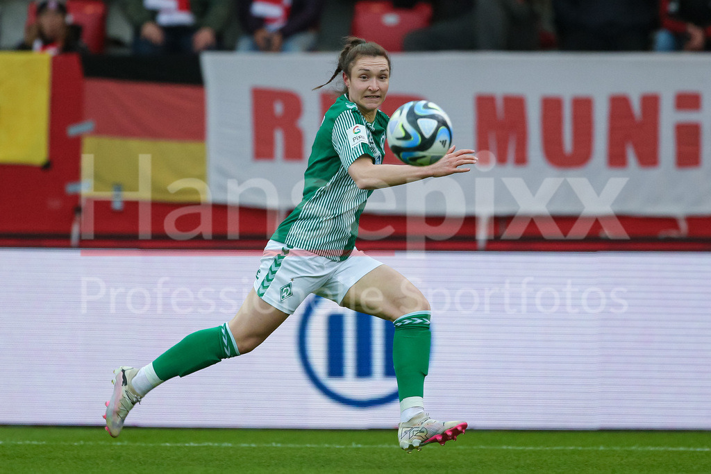 Fussball, Google Pixel Frauen-Bundesliga, FC Bayern München - SV Werder Bremen | v.li.: Sophie Weidauer (SV Werder Bremen, 9) am Ball, Freisteller, Einzelbild, Ganzkörper, Aktion, Action, Spielszene, DIE DFB-RICHTLINIEN UNTERSAGEN JEGLICHE NUTZUNG VON FOTOS ALS SEQUENZBILDER UND/ODER VIDEOÄHNLICHE FOTOSTRECKEN. DFB REGULATIONS PROHIBIT ANY USE OF PHOTOGRAPHS AS IMAGE SEQUENCES AND/OR QUASI-VIDEO.