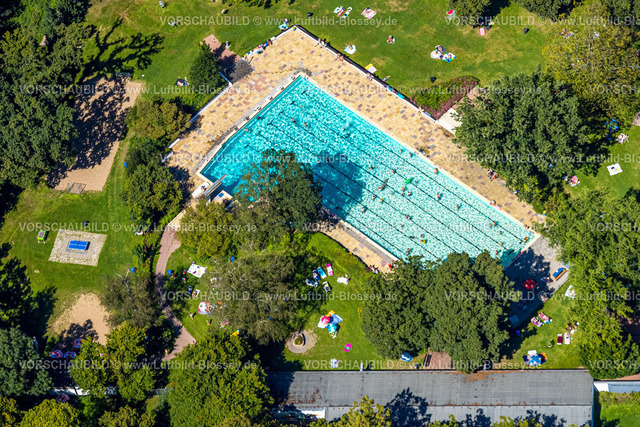 Voerde240802692Freibad | Luftbild, städt. Freibad Voerde ((Hermann-Breymann-Bad), Park an der Allee, Badegäste im Schwimmbecken und auf der Liegewiese, Voerde, Ruhrgebiet, Nordrhein-Westfalen, Deutschland