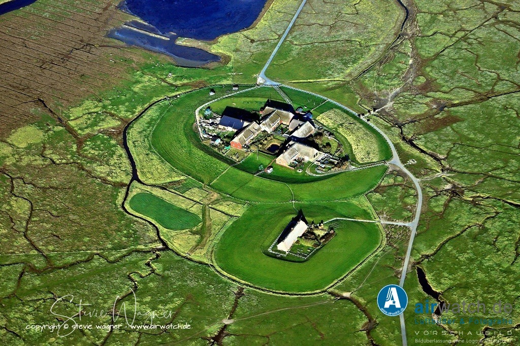 Luftbild Hallig Groede | Bis zum Deutsch-Dänischen Krieg 1864 gehörte Gröde zum dänischen Herzogtum Schleswig, danach kam es zu Preußen und später zu Deutschland. Heute ist die Gemeinde Gröde mit zwölf Einwohnern (Stand: 31.  Dez. 2021) die kleinste selbständige Gemeinde Deutschlands. 