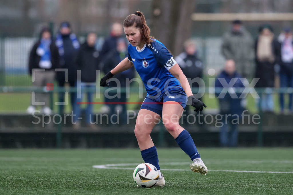Fussball, Testspiel Frauen, Hamburger SV - 1. FFC Turbine Potsdam | v.li.: Emilie Bernhardt (1. FFC Turbine Potsdam, 31) am Ball, Freisteller, Einzelbild, Ganzkörper, Aktion, Action, Spielszene