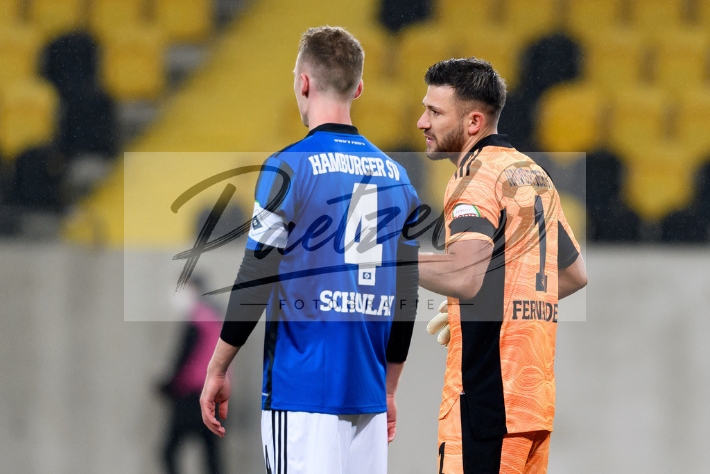 SGDHSV20220114_107 | Fussball, Herren: Torwart Daniel Heuer Fernandes (Hamburger SV) spricht mit Sebastian Schonlau (Hamburger SV) bei dem Spiel der 2. Bundesliga zwischen SG Dynamo Dresden und Hamburger SV im Rudolf-Harbig-Stadion am 14.01.2022 in Dresden, Deutschland.DFB / DFL REGULATIONS PROHIBIT ANY USE OF PHOTOGRAPHS AS IMAGE SEQUENCES AND/OR QUASI-VIDEO. - Realisiert mit Pictrs.com