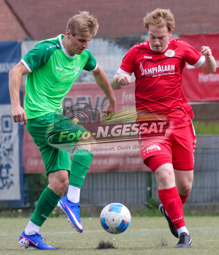 Bünder SV - TV Elverdissen | Auf dem Bild zu sehen: rot Bünder SV: Johannes Steinmeier ; grün TV Elverdissen: Moritz Tiemann Bünder SV, TV Elverdissen, Saison 26/27, Kreisliga A, Bünde, Deutschland - Realisiert mit Pictrs.com