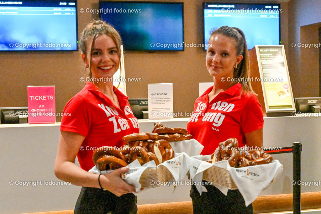 Wels_ Star Movie_ Rehragoutrendezvous_ 09.08.2023-34 | 09.08.2023, Wels, AUT, Star Movie, Kino, Rehragoutrendezvous, Kinopremiere, im Bild Krone Girls Kati und Anna mit Brezen