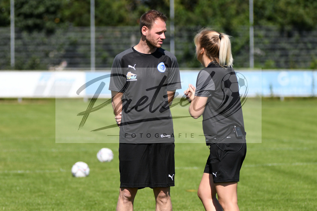 TRASFL20200713_0021 | Fussball, Herren: Co-Trainer Andy Steinmann (SF Lotte) und Trainerin Imke Wuebbenhorst (SF Lotte) unterhalten sich bei der Trainingseinheit von SF Lotte im Sportpark am Lotter Kreuz am 13.07.2020 in Lotte, Deutschland. - Realisiert mit Pictrs.com