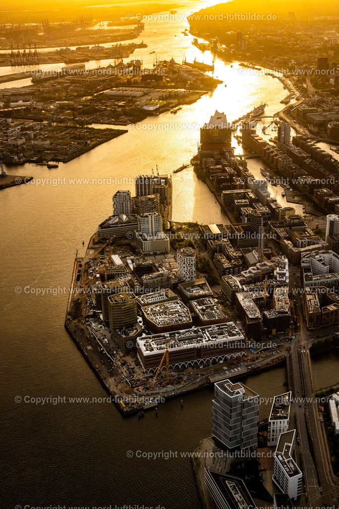 Hamburg_Hafencity_Sandtorkai_Baustelle_ELS_1745140424 | HAMBURG 14.04.2024 Baustelle zum Neubau des Gebäudekomplexes des Einkaufszentrum am Überseequartier am Chicagokai - Osakaallee im Bereich des ehemaligen Grasbrooks im Ortsteil Hafencity in Hamburg, Deutschland. Weiterführende Informationen bei: CHRISTIAN DE PORTZAMPARC,  Depenbrock Bau GmbH & Co. KG,  F + Z Baugesellschaft, Zweigniederlassung der Hecker Bau GmbH & Co. KG,  Stump-Franki Spezialtiefbau GmbH,  Unibail-Rodamco Germany GmbH,  Unibail-Rodamco ÜSQ Süd Quartiersmanagement GmbH. // Construction site for the new building complex of the shopping center at Ueberseequartier at Chicagokai - Osakaallee in the area of the former Grasbrooks in the Hafencity district in Hamburg, Germany. Further information at: CHRISTIAN DE PORTZAMPARC,  Depenbrock Bau GmbH & Co. KG,  F + Z Baugesellschaft, Zweigniederlassung der Hecker Bau GmbH & Co. KG,  Stump-Franki Spezialtiefbau GmbH,  Unibail-Rodamco Germany GmbH,  Unibail-Rodamco UeSQ Sued Quartiersmanagement GmbH. Foto: Martin Elsen