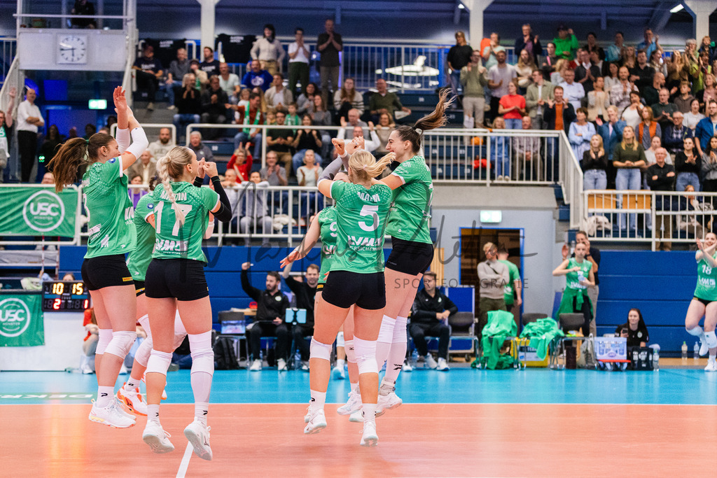 Volleyball, 1. Bundesliga Frauen, Hauptrunde, 1. Spieltag, Saison 2025/2026: USC Münster - SSC Palmberg Schwerin | 1. Bundesliga Frauen, Hauptrunde, 1. Spieltag, Saison 2025/2026, USC Münster empfängt SSC Palmberg Schwerin in der Sporthalle Berg Fidel in Münster. Foto: sportfotografie.ms | Markus Paletta - Realisiert mit Pictrs.com