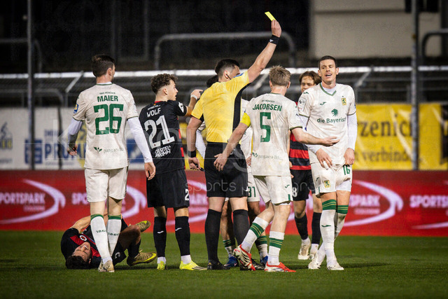 3. Liga: FC Viktoria Köln - TSV 1860 München, 06.03.2026 | Schiedsrichter Justin Hasmann (Neunkirchen) zeigt Max Reinthaler (TSV 1860 München, 16) nach einem Foul an Leonhard Münst (Viktoria Köln, 5) die gelbe Karte ; Köln, 06.03.2026 - 28. Spieltag der 3. Fußball-Liga: FC Viktoria Köln - TSV 1860 München im Sportpark Höhenberg in Köln.Die DFL-Bestimmungen verbieten die Verwendung von Fotografien als Bildsequenzen und / oder Quasi-Videos.