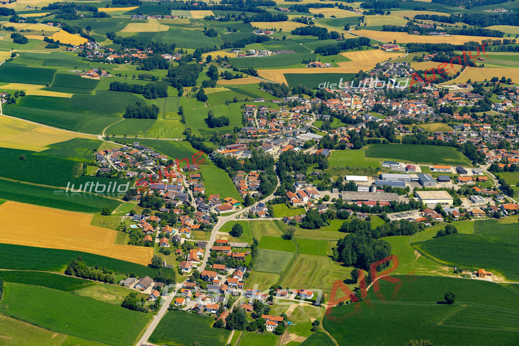 Aktuelles Luftbild von  Buchbach - Die Luftaufnahme wurde 2022 mittels UL-Flugzeug erstellt ( keine Drohne ) - hochauflösende Kamera-Systeme von  Canon -Beste Qualität - Für grossformatige Ausdrucke geeignet. Die Geschenkidee !