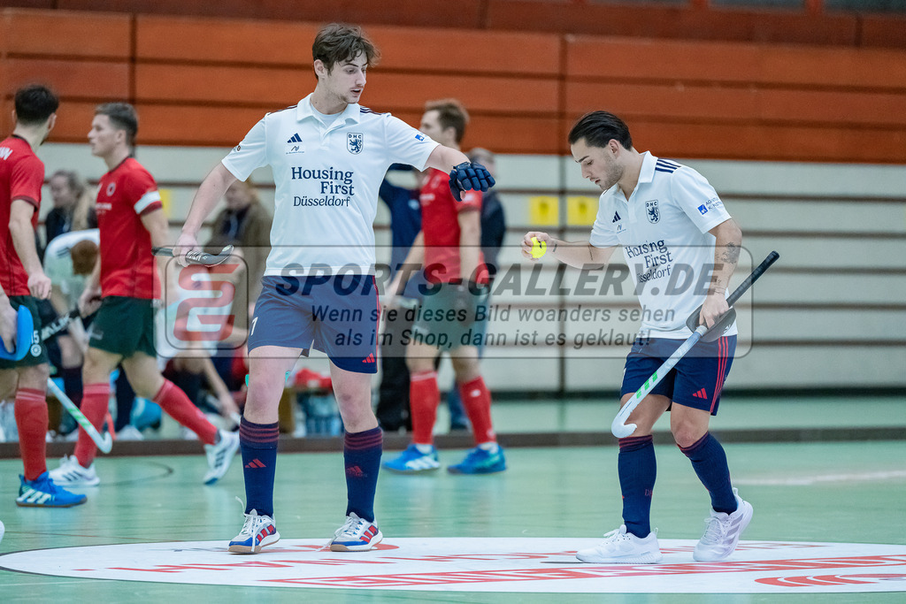 HK_20231217_107573 | 1. Bundesliga Herren Crefelder HC - Düsseldorfer HC  am 17.12.2023 Sporthalle Glockenspitz, Krefeld , von Schwerin Alex ( Düsseldorfer HC #7 ) , Halfmann Laurens ( Düsseldorfer HC #17 )