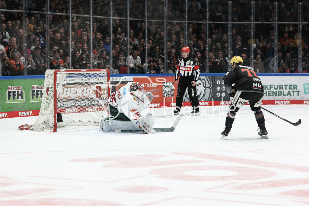 Löwen Frankfurt - Augsburger Panther | Markus KELLER (AEV #35) beim Penalty gegen Dominik BOKK (FRA #78)