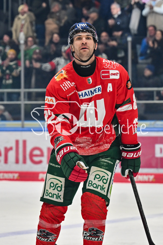 Augsburger Panther - Schwenninger Wild Wings | AUGSBURG, GERMANY - 02. JANUARY: Jubel der Panther nach dem Treffer zum 2-0 durch Alexandre GRENIER (Augsburger Panther 82) / Tor / Torschuetze / Freude / Happy während dem Match zwischen den Augsburger Panthern und den Schwenninger Wild Wings am 35. Spieltag der Penny DEL im Curt Frenzel Stadion