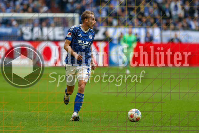 05.04.2026, GER, Fussball, Herren, 2. BL, Saison 2025/2026, FC Schalke 04 - Karlsruher SC | Timo Becker (S04) in Aktion am Ball, Einzelaktion 