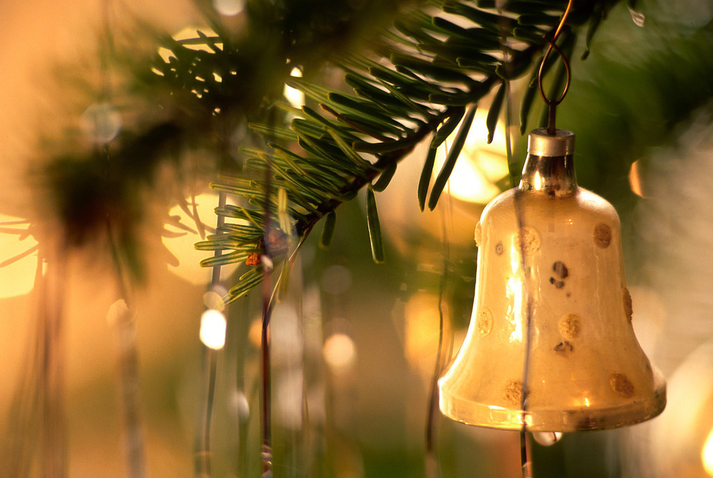 goldene Glocke am Weihnachtsbaum | goldene Glocke am Weihnachtsbaum - Realisiert mit Pictrs.com