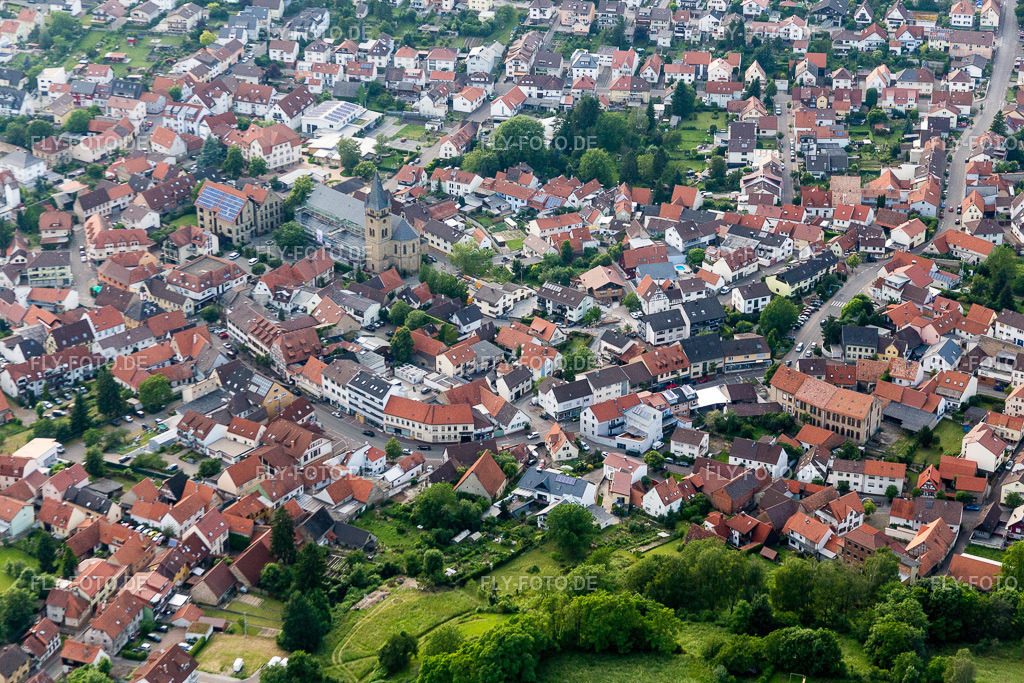 Kirchengebäude im Altstadt- Zentrum der Innenstadt | Luftbild: Kirchengebäude im Altstadt- Zentrum der Innenstadt in Östringen im Bundesland Baden-Württemberg in Deutschland. Foto: IMG_089365.jpg vom 10.06.2016 durch Werner Riehm/FLY-FOTO.de - Realisiert mit Pictrs.com