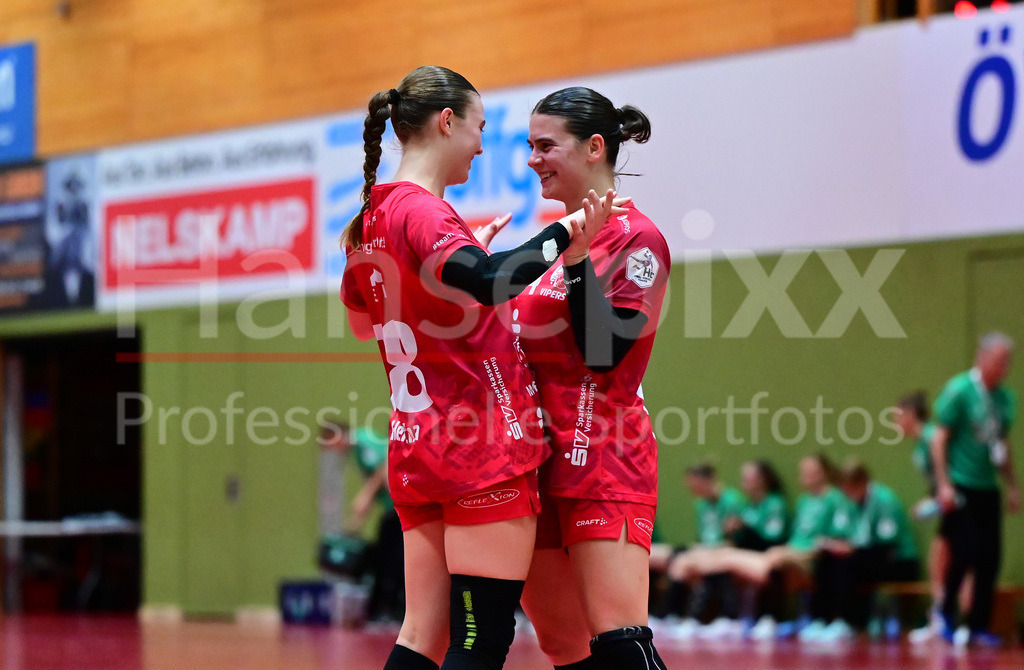 Handball, 2. Bundesliga Frauen, SV Werder Bremen - HSG Bad Wildungen Vipers | v.li.: Julia Hertha (HSG Bad Wildungen Vipers, 18) und Melina Hahn (HSG Bad Wildungen Vipers, 24) mit Freude über den Sieg