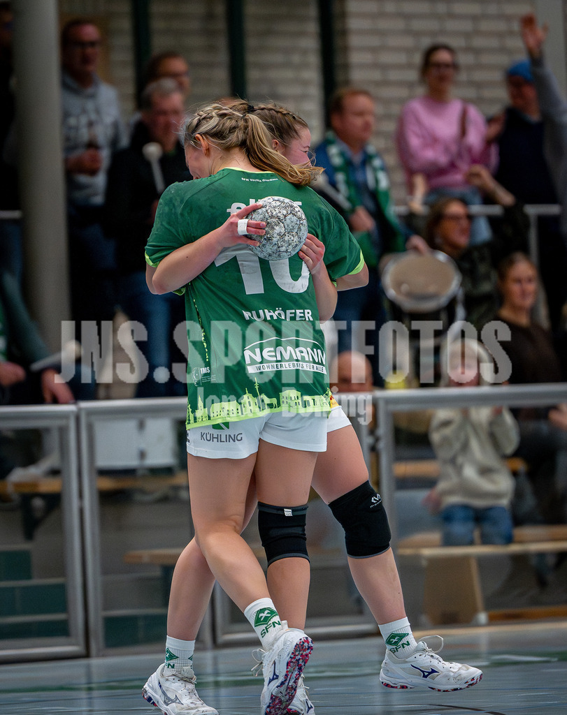 Handball I Frauen I Saison 2025-2026 I 3. Liga Staffel Nord I 10. Spieltag I SC SFN Vechta - HSG Blomberg-Lippe II I 0859 | Svenja Ruhöfer (10, SC SFN Vechta) und Maya Janßen (44, SC SFN Vechta) - Realisiert mit Pictrs.com