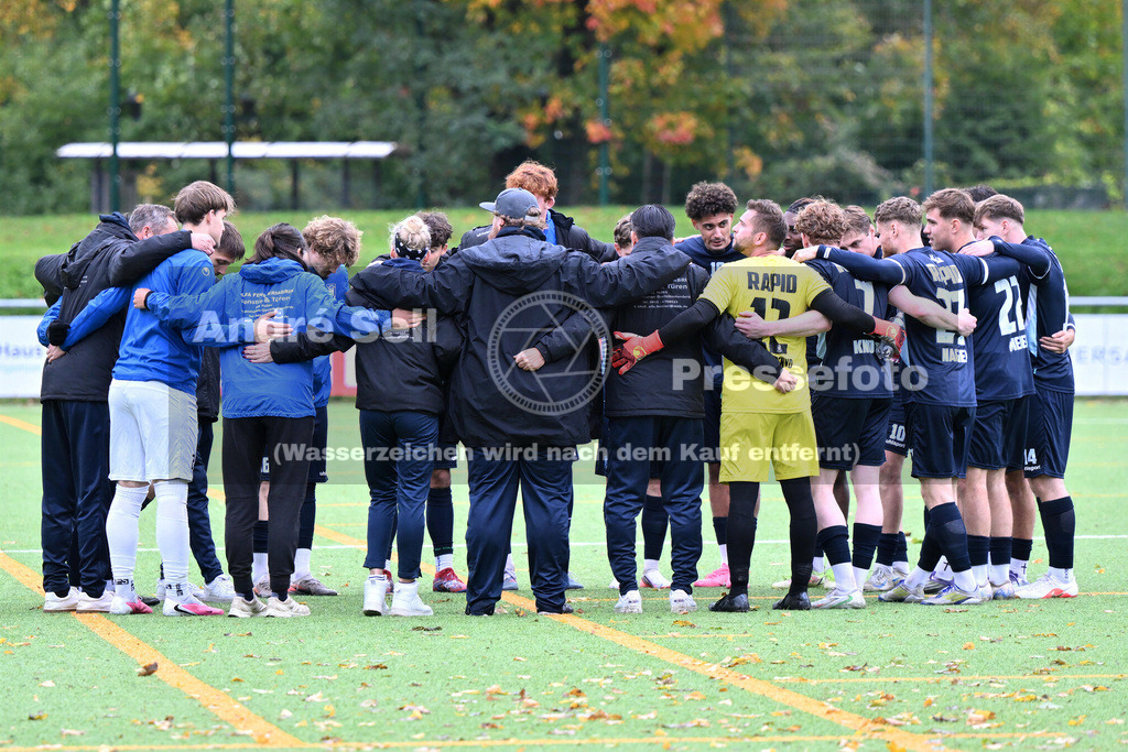 FC Kilia Kiel vs SC Rapid Lübeck | Rapid-Mannschaftskreis vor dem Spiel / Fußball-Oberliga Männer 2026/2027 / FC Kilia Kiel vs SC Rapid Lübeck / Kilia Sportplatz / Kiel / 24.10.26 - Realisiert mit Pictrs.com