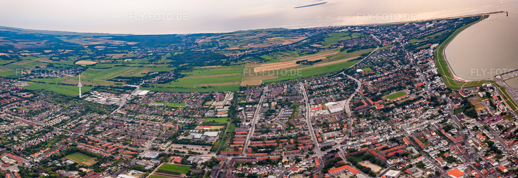 Luftbild: Nordseeküste am nördlichsten Punkt Niedersachsens im Ortsteil Duhnen in Cuxhaven im Bundesland Niedersachsen in Deutschland. Foto: IMG_70580-Pano.jpg vom 06.08.2014 durch Werner Riehm/FLY-FOTO.deAuflösung des Originals: 7786 x 2684 px