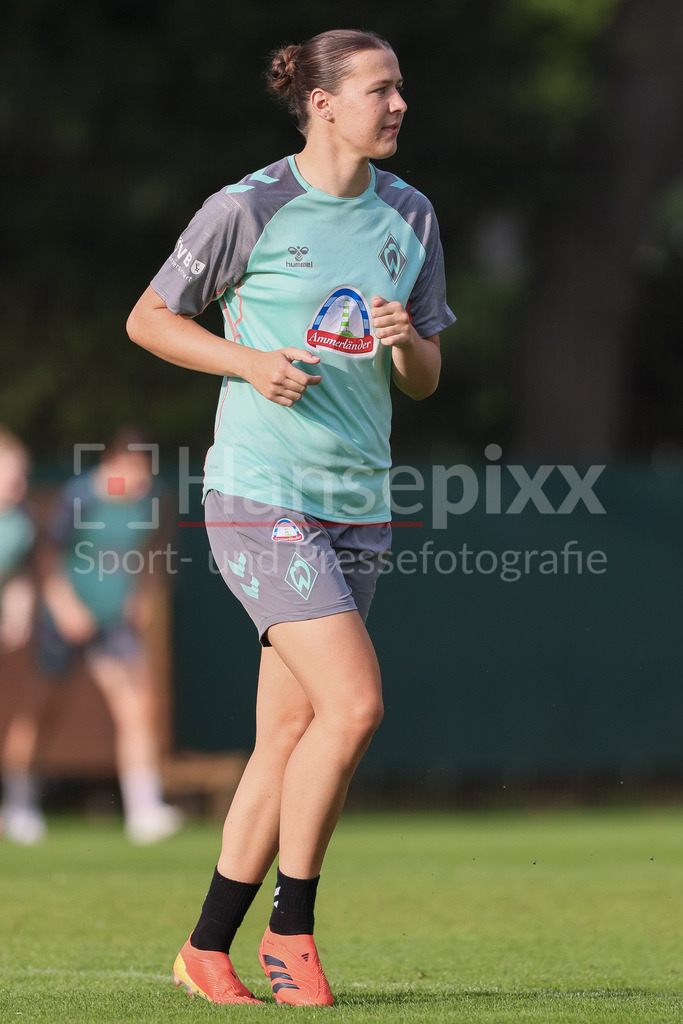 Fussball, Google Pixel Frauen-Bundesliga, Training SV Werder Bremen | v.li.: Larissa Mühlhaus (SV Werder Bremen, 7) beim Warmlaufen